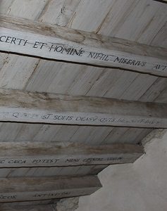 Le famose iscrizioni che Montaigne fece incidere sulle travi del tetto della sua biblioteca.