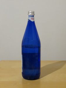 Die Flasche steht auf dem Tisch.