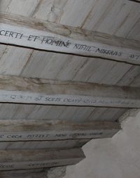 Le famose iscrizioni che Montaigne fece incidere sulle travi del tetto della sua biblioteca.