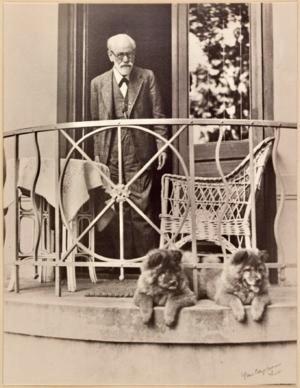 Sigmund Freud con i suoi cani nel 1936